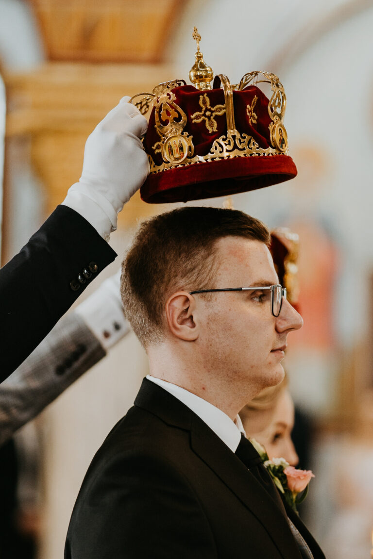 trzymanie korony ślub cerkiew